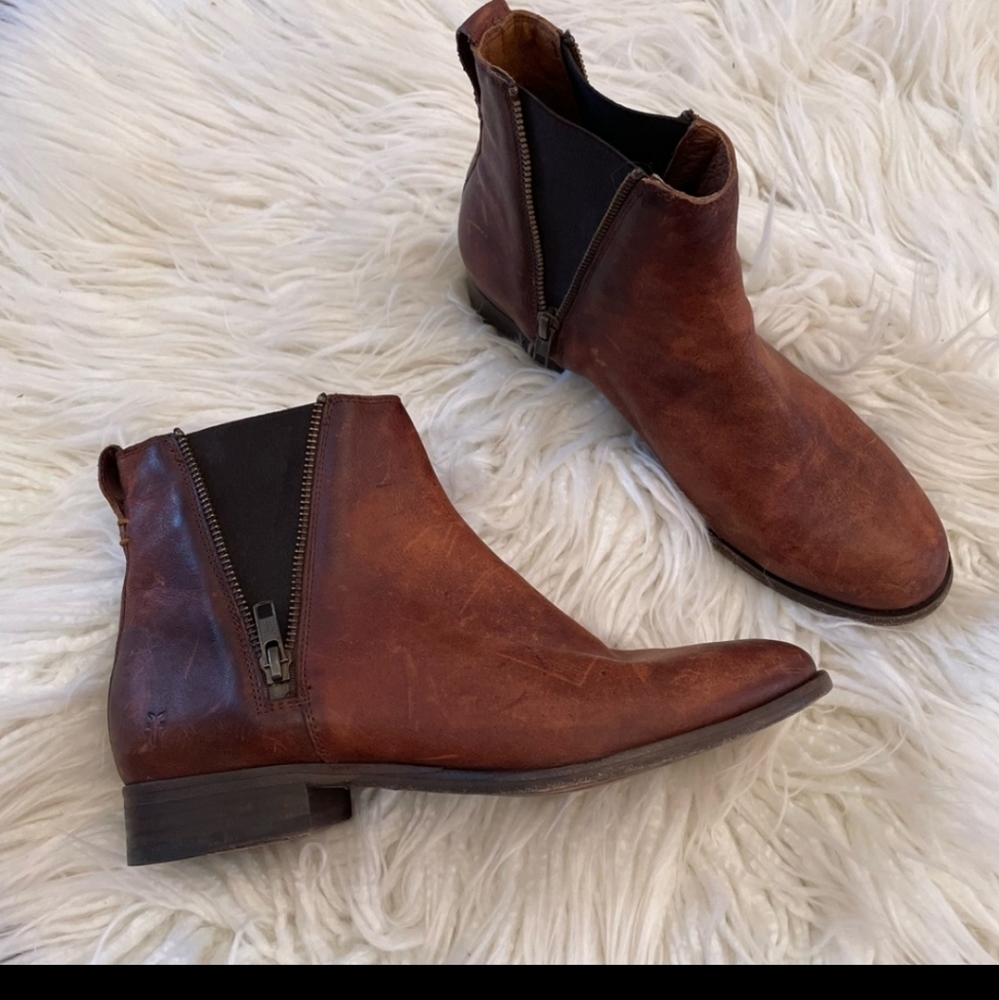 Frye Carly cognac leather Chelsea booties size 8.5